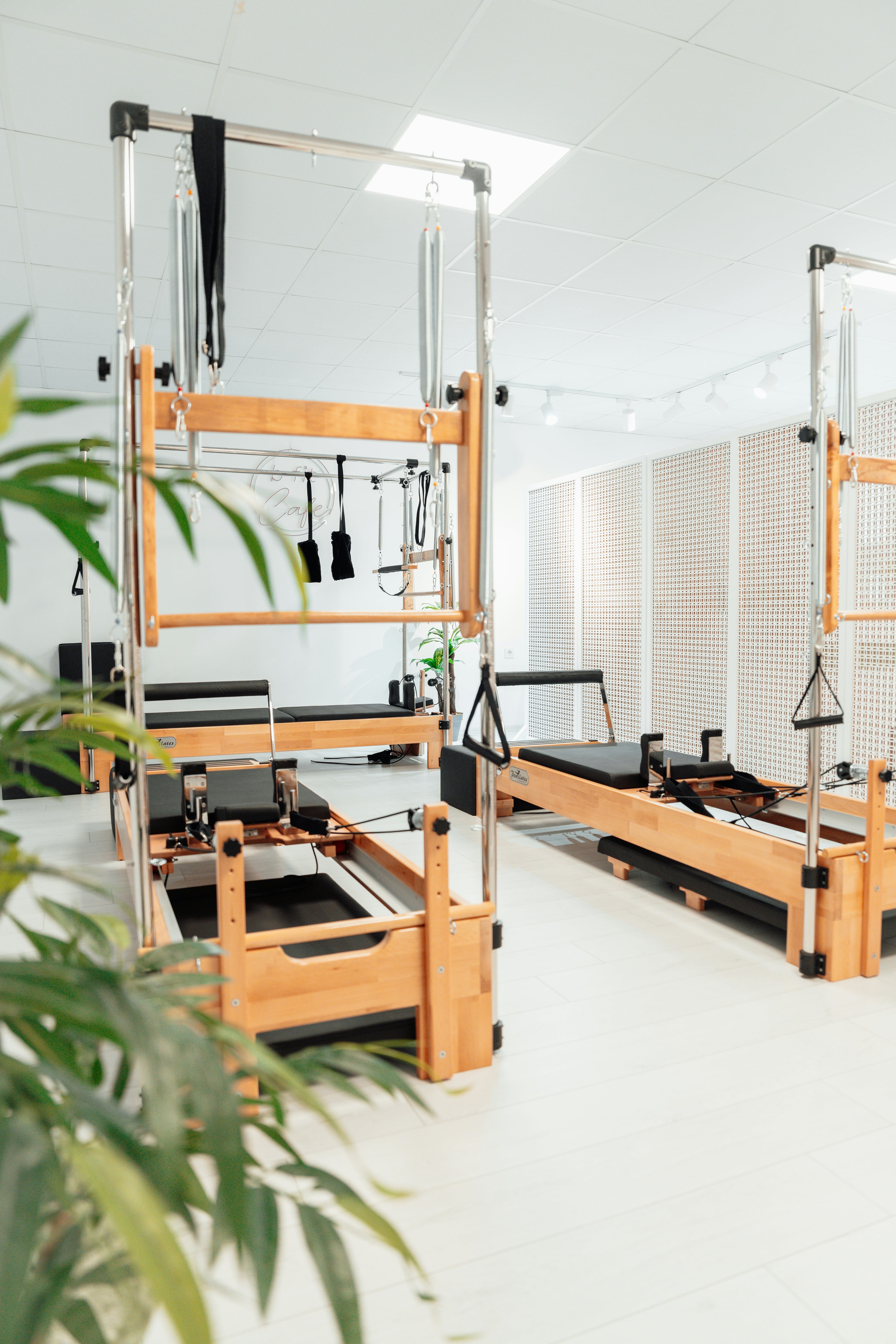 Estúdio de Pilates com equipamentos modernos e ambiente acolhedor em Porto Alegre